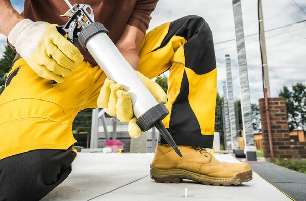 彼のパティオを舗装しながら 屋外コンクリートシリコーンを使用してプロの請負業者の労働者 産業テーマ — ストック写真