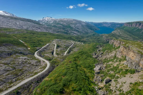 ノルウェー ノルウェー風景区 サルトフィヨルドSvartisen国立公園夏の空中風景 フィヨルドへの道 — ストック写真