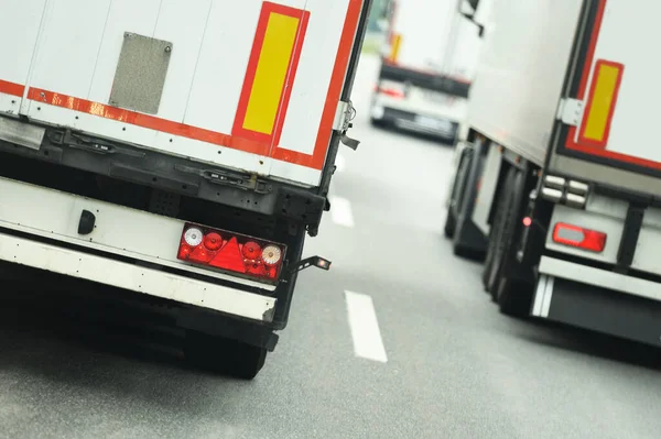 Sattelschlepper Verkehr Nutzfahrzeuge Besetzten Alle Fahrspuren Thema Güterkraftverkehr — Stockfoto