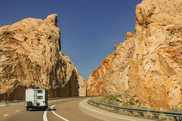 アメリカ合衆国州間高速道路70号線沿いのレクリエーション車両 ユタ州の旅行トレーラー風景ロードトリップ — ストック写真