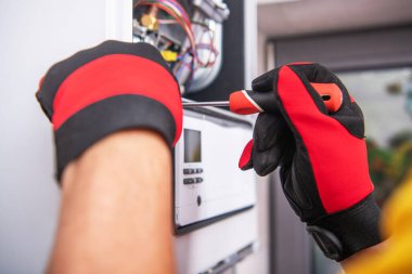 Kafkas Aletleri Havalandırma Teknisyeni Kırık Gaz Isıtıcı Cihazı Tamiratı. Fotoğrafı kapat. Endüstriyel Tema.