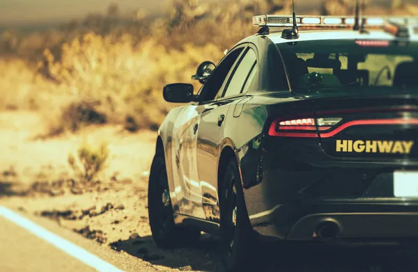 California Highway Patrol Cruiser Aan Kant Van Een Desert Highway — Stockfoto