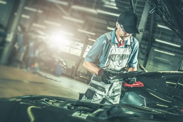 Automotive Technician Dealership Car Service Area Realizando Exame Veículo Indústria — Fotografia de Stock