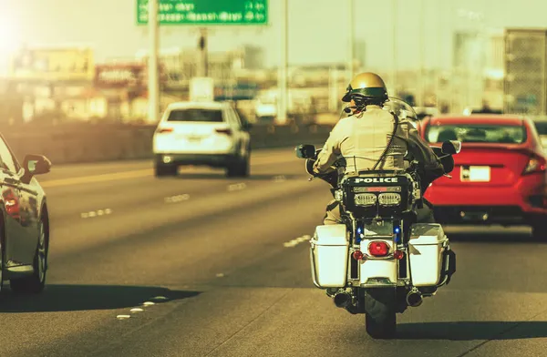 Oficial Policía Caucásico Una Motocicleta Una Carretera Interestatal Tráfico Ciudad —  Fotos de Stock