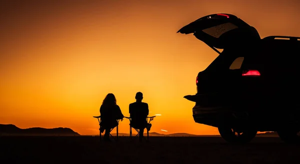 Casal Desfrutando Sua Vida Assistindo Pôr Sol Cênico Meio Deserto — Fotografia de Stock