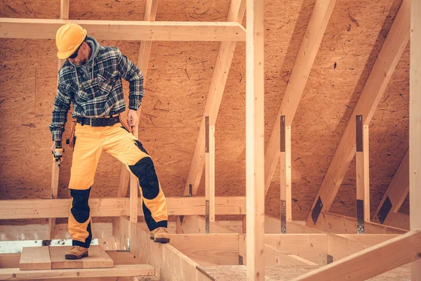 Vit Byggentreprenör Årsåldern Med Elverktyg Handen Inuti Nybyggda Trä Hus — Stockfoto