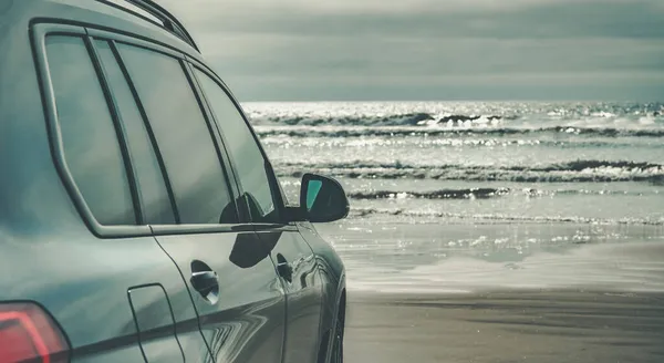 風光明媚な海のビーチでスポーツユーティリティ車両 アウトドア追求のテーマ — ストック写真