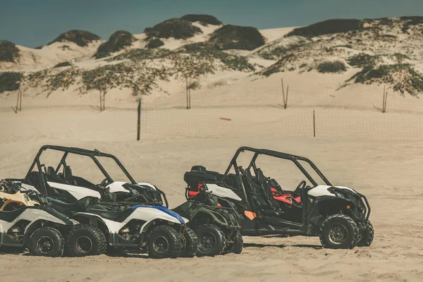 Sandy Beach Atv Rides Veículo Todo Terreno Dirigindo Uma Dunas — Fotografia de Stock