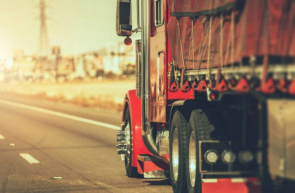 Gyorshajtás Red Semi Truck Nevada State Highway Amerikai Egyesült Államok — Stock Fotó