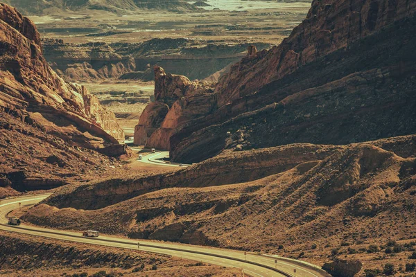 场景犹他州州际公路70号 砂岩岩石形成景观与穿越原始景观的道路 — 图库照片