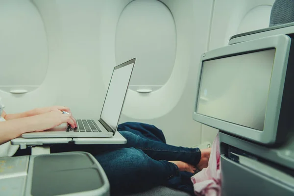 Biała Kobieta Zdalnie Pracująca Laptopie Klasie Biznes Samolotów Korzystanie Pokładowego — Zdjęcie stockowe