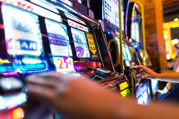 American Casino Slot Machines Players Line One Handed Bandits Machines — Stock Photo, Image