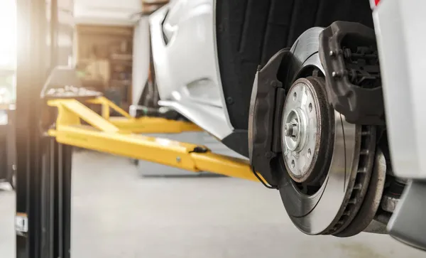 Modern Vehicle Braking Discs Pads Replacing Authorized Auto Service Close — Stock Photo, Image