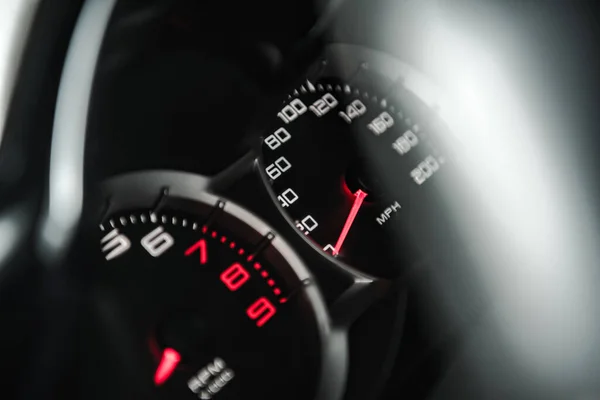 Rpmと1時間あたりのマイルと現代の車のダッシュボード速度計を閉じます 自動車技術テーマ — ストック写真