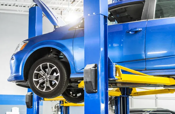 Tema Indústria Automotiva Manutenção Carro Compacto Azul Moderno Elevador — Fotografia de Stock