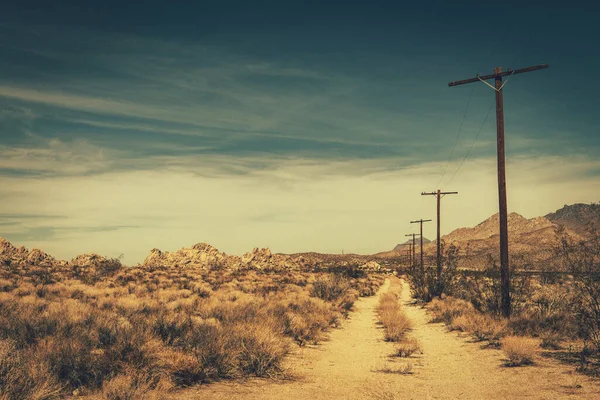 Mojave Desert Rural Sandy Road 南加州乡村主题与木制电线杆 — 图库照片