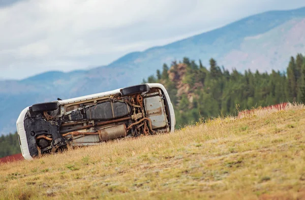 Bater Envolvido Rollover Car Fora Estrada Deitado Lado Entre Gramíneas — Fotografia de Stock