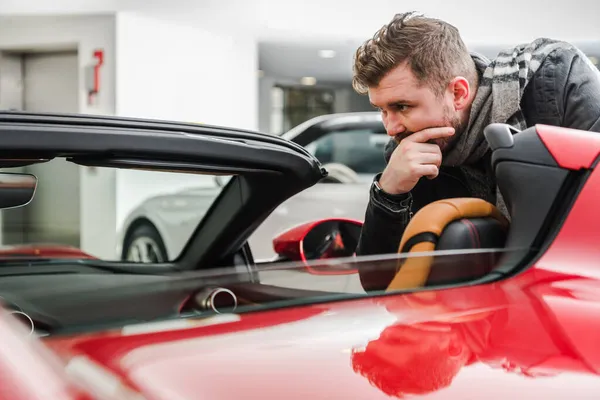 Succesvolle Blanke Mannen Zoek Naar Een Nieuwe Exotische Auto Dealer — Stockfoto