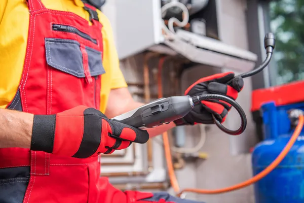 Techniker Sucht Mit Digitalem Gasdetektor Nach Einem Gasleck Sicherheitscheck — Stockfoto