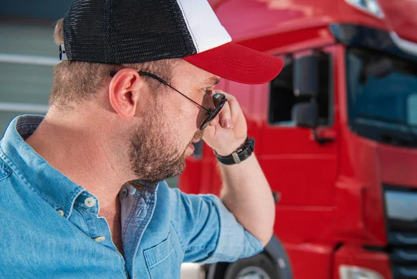 Kaukasischer Lastwagenfahrer Seinen Dreißigern Der Geradeaus Über Seine Sonnenbrille Blickt — Stockfoto