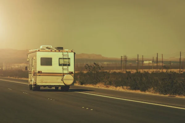 Road Trip Vintage Aed Camper Van Highway Тема Рекреаційних Транспортних — стокове фото