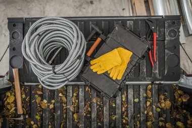 Elektrikçi Aletleri ve Malzemeleri Kamyon Yatağı Üst Görünümü 'nde. Metal Elektrik Kanalı ve Alet Kutusu. Sonbahar İnşaat TemasıName.