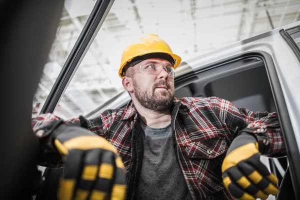 白人建設現場彼のピックアップトラック内30代の請負業者の労働者 安全ハード帽子 作業用手袋を身に着けている男性 — ストック写真