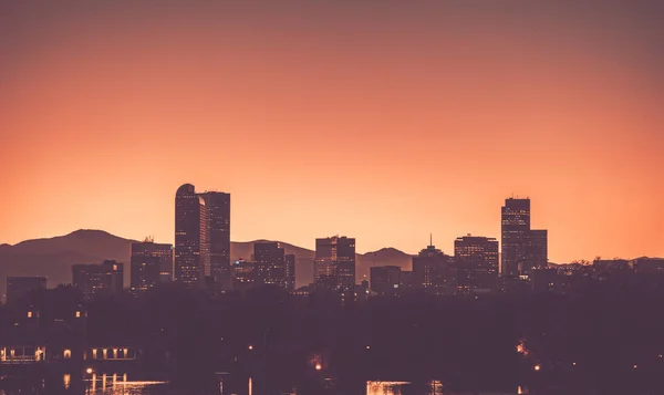 デンバーコロラドスカイライン日没の風景 温かみのあるピンキーカラーグレーディングテーマ ダウンタウン地区 アメリカ合衆国 — ストック写真
