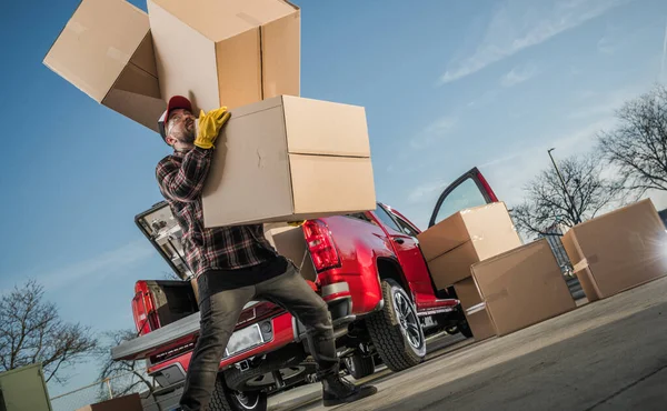 Kaukasischer Zusteller Seinen Dreißigern Der Kisten Mitnimmt Einige Kisten Fallen — Stockfoto