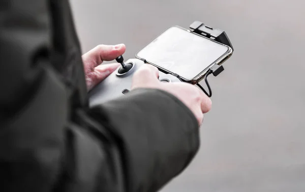 Moderne Drone Operator Met Smartphone App Controller Close — Stockfoto