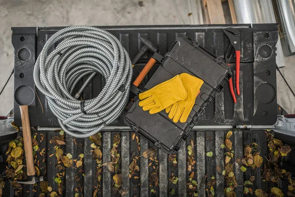 ピックアップトラックのベッドの上の電気工具および材料の上の眺め 金属電気伝導体とツールボックス 建設の秋のテーマ — ストック写真