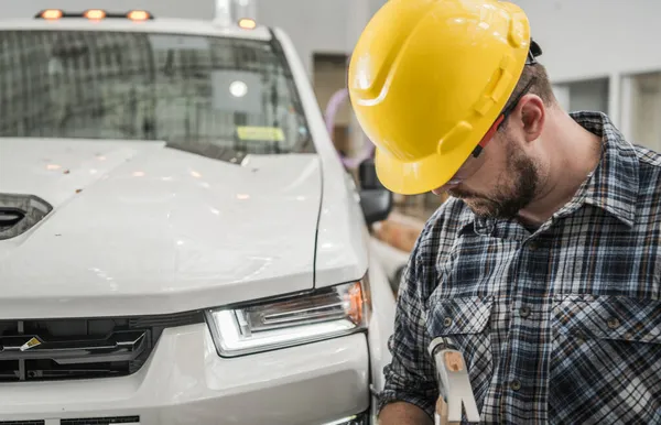 Hard Hat Nşaat Alanı Şçisi Kamyonetin Önünde Nşaat Şinde Yeni — Stok fotoğraf