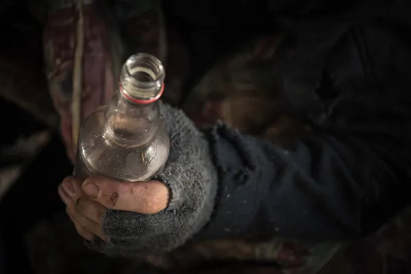 Kafkasyalı Evsiz Adamlar Parmak Zsiz Eldiven Giyiyor Bir Şişe Votkayla — Stok fotoğraf