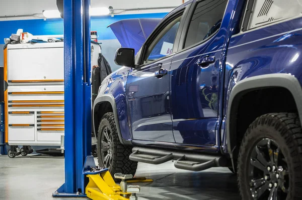 Blue Modern Pickup Truck Mantenimiento Programado Dentro Del Área Servicio —  Fotos de Stock