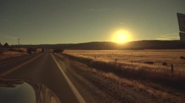 Colorado 'nun Güneşli Eyaleti Yol Gezisi. Denver, CO, Amerika Birleşik Devletleri yakınlarındaki Rocky Dağları boyunca bir araba sürüyorum.. 