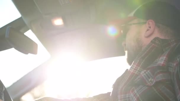 Vit Entreprenör Arbetare Årsåldern Bär Baseball Hatt Och Solglasögon Parkering — Stockvideo