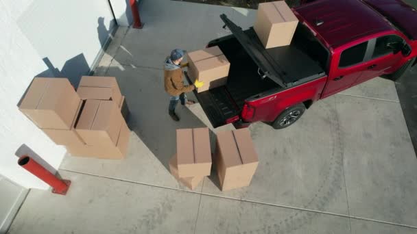 Trabajador Contratista Caucásico Camioneta Roja Moderna Entrega Productos Dentro Cajas — Vídeos de Stock