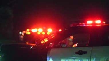 Gece saat polis şiddet suç müdahale. Işıkları yanıp sönen ile polis Araçlar.
