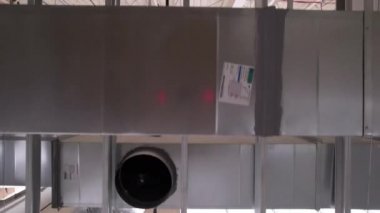Ticari Bina HVAC Tavan Kurumu. Büyük Deponun İçindeki Havalandırma ve Klima Kanalı. 
