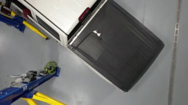 Otomotiv Servis Aracı 'nda modern bir pikap. Planlanmış araba bakımı. Havadan Üst Görünüm.