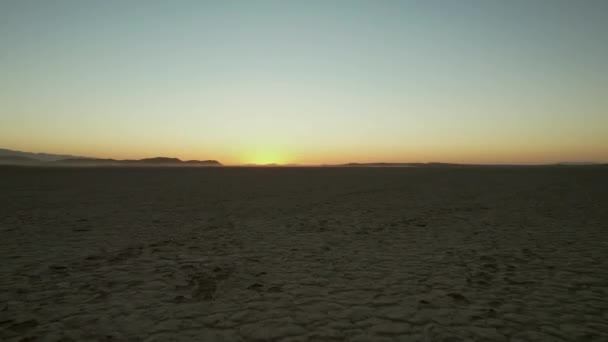 Percepatan Mirage Dry Lake Highway Area Rekreasi Selama Sunset — Stok Video
