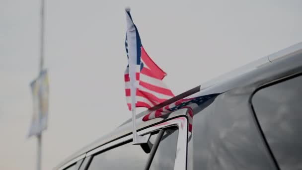 Amerykański Salon Samochodowy Motoryzacja Nowoczesne Pojazdy Flagami Amerykańskimi Dołączone — Wideo stockowe