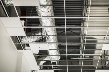 Ticari Bina HVAC Tavan Kurumu. Büyük Deponun İçindeki Havalandırma ve Klima Kanalı. 