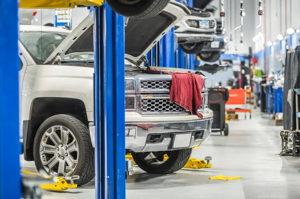 Car Dealership Auto Service Area Clients Vehicles Automotive Lifts Maintenance — Foto de Stock