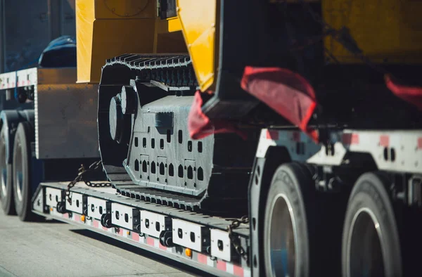 Long Haul Heavy Duty Construction Machinery Transportation Semi Truck Trailer — Foto Stock