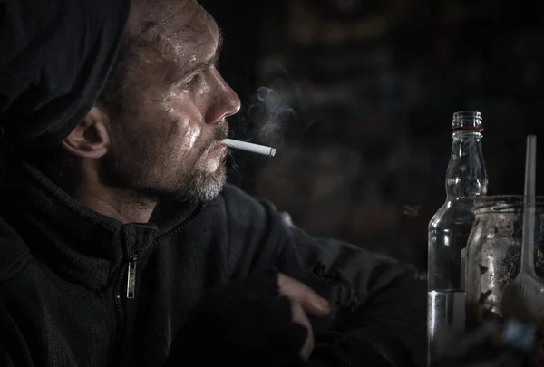 Dirty Caucasian Homeless Men His 40S Cigarette Bottle Vodka Social — Stockfoto