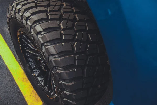 Performance Road Tires Alloy Wheels Close Photo Automotive Theme — Stock fotografie