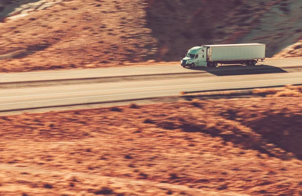 Camión Semirremolque Moderno Velocidad Carretera Interestatal Estado Utah Paisaje Formaciones — Foto de Stock