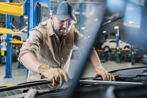 Dealership Auto Service Technician Worker Performing Scheduled Car Maintenance Replacing — стоковое фото