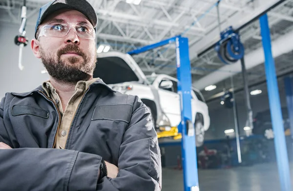 Proud Satisfied Caucasian Car Mechanic His 30S Auto Service Automotive — Stok fotoğraf